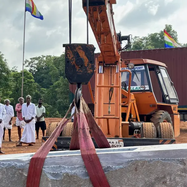Lifting the heavy statue with support - ವಿಗ್ರಹದ ಪ್ರತಿಷ್ಠಾಪನೆ ಮತ್ತು ಜೋಡಣೆ