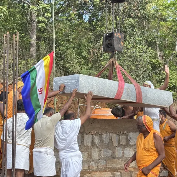 Transporting the 11-foot Bhagwan Mallinath statue - ವಿಗ್ರಹದ ಆಗಮನ ಮತ್ತು ಸಾಗಣೆ