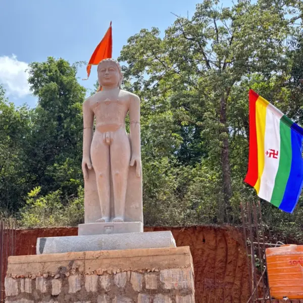 Bhagwan Mallinath statue under natural sunlight - ಸೂರ್ಯನ ಬೆಳಕಿನಲ್ಲಿ ಭಗವಾನ್ ಮಲ್ಲಿನಾಥರ ಪ್ರತಿಮೆ